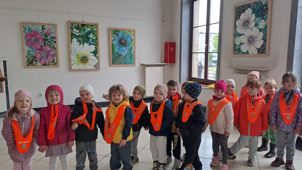 Krasnale z wizytą w galerii sztuki w MCK-u